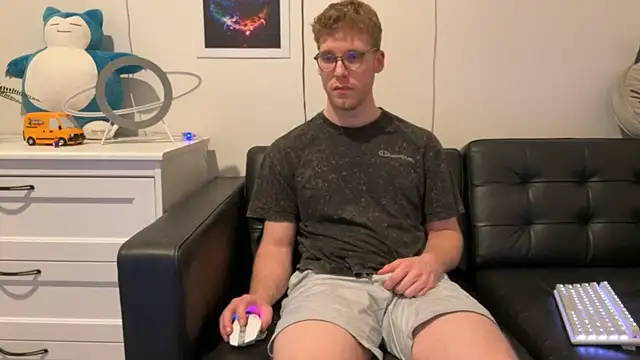 BlueEyedTallGuy94 online show from December 2024 07:28:01 AM