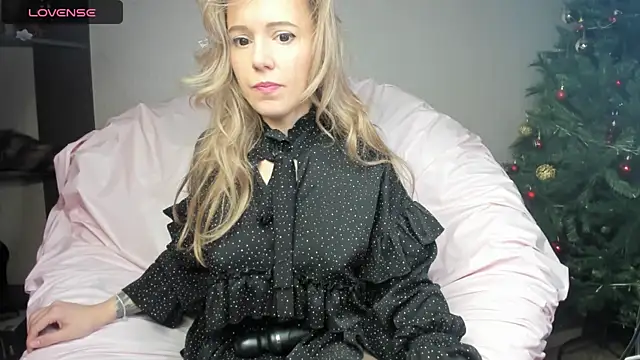 Snapshot of foxy_blond chatting on December 2024 09:28:02 AM foxy blond online show from December 2024 09:28:02 AM