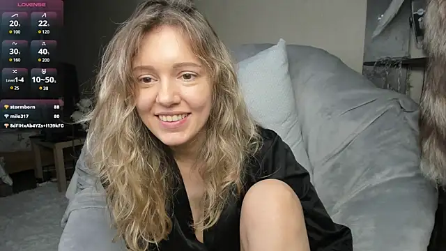 Snapshot of foxy_blond chatting on March 2025 06:27:01 AM foxy blond online show from March 2025 06:27:01 AM