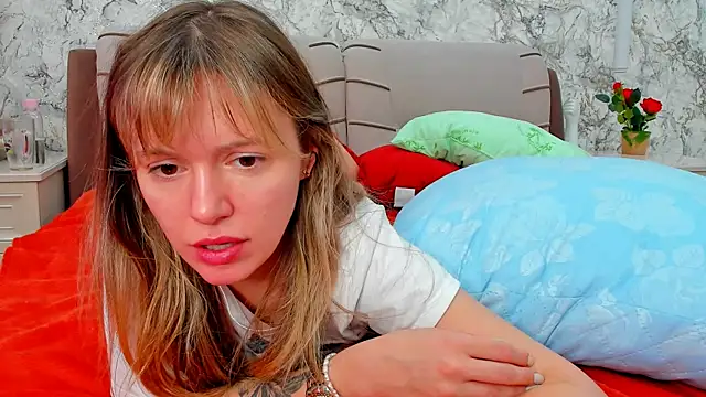 Snapshot of foxy_blond chatting on March 2026 05:44:01 AM foxy blond online show from March 2026 05:44:01 AM