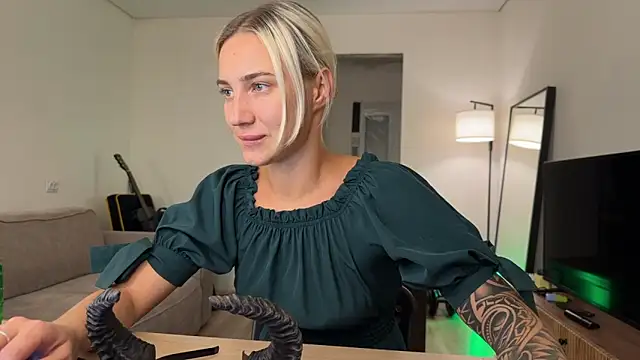 Snapshot of AnneBall chatting on October 2025 03:24:02 PM AnneBall online show from October 2025 03:24:02 PM