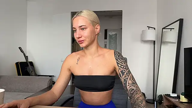 Snapshot of AnneBall chatting on November 2025 08:25:02 AM AnneBall online show from November 2025 08:25:02 AM