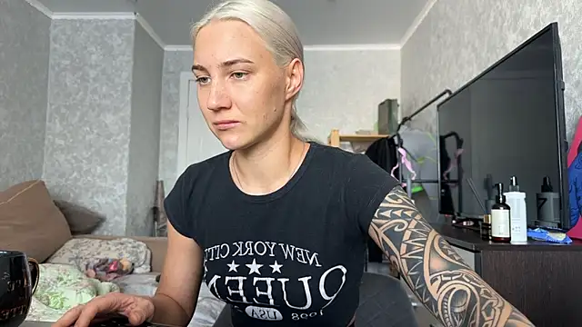 Snapshot of AnneBall chatting on March 2026 08:33:02 AM AnneBall online show from March 2026 08:33:02 AM