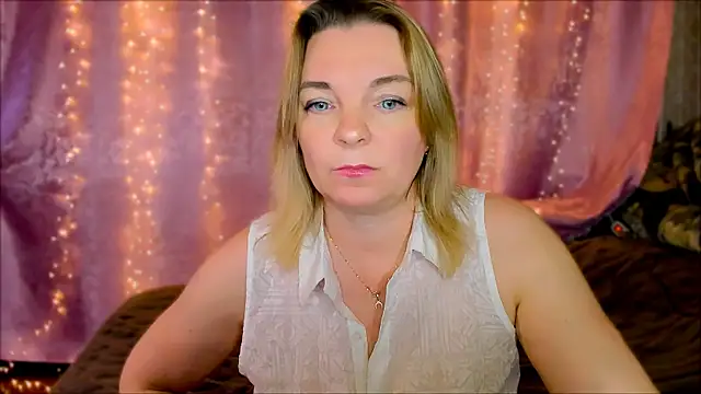 Snapshot of Regina__blue chatting on January 2025 07:01:02 PM Regina blue online show from January 2025 07:01:02 PM