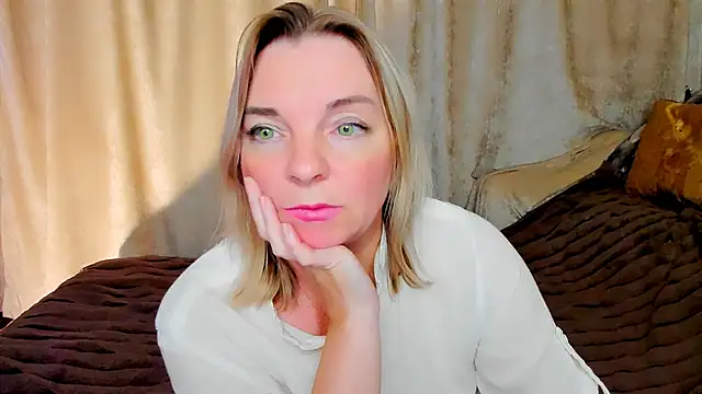 Snapshot of Regina__blue chatting on September 2025 08:19:01 PM Regina blue online show from September 2025 08:19:01 PM