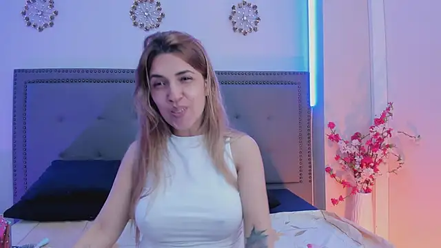 Snapshot of EvaaLovia1 chatting on June 2026 01:52:01 PM EvaaLovia1 online show from June 2026 01:52:01 PM