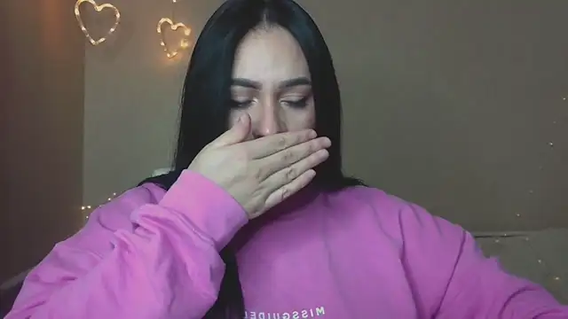 Snapshot of Emelyblum chatting on October 2025 11:01:02 PM Emelyblum online show from October 2025 11:01:02 PM