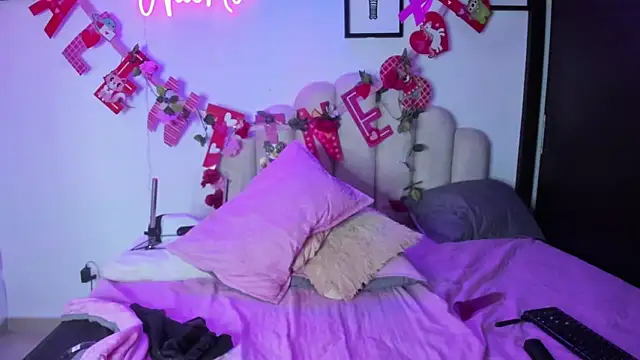 Snapshot of NaomiAsha chatting on February 2025 04:18:02 AM NaomiAsha online show from February 2025 04:18:02 AM