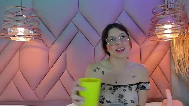 Snapshot of AngelaaCute_ chatting on December 2024 03:36:02 PM AngelaaCute online show from December 2024 03:36:02 PM