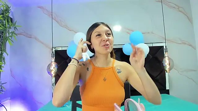 Snapshot of AngelaaCute_ chatting on September 2025 12:21:02 PM AngelaaCute online show from September 2025 12:21:02 PM