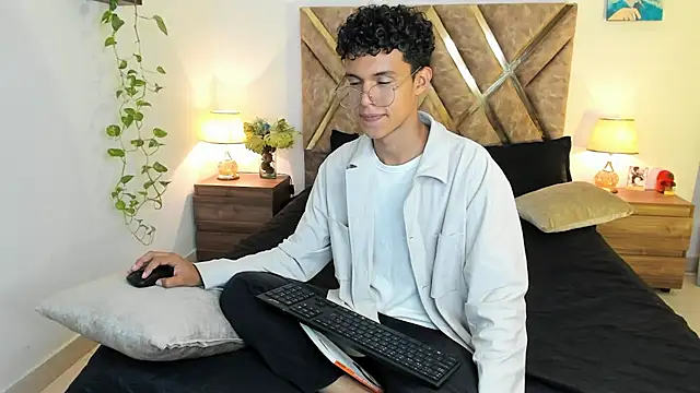 nickolas moon online show from October 2025 09:05:02 PM