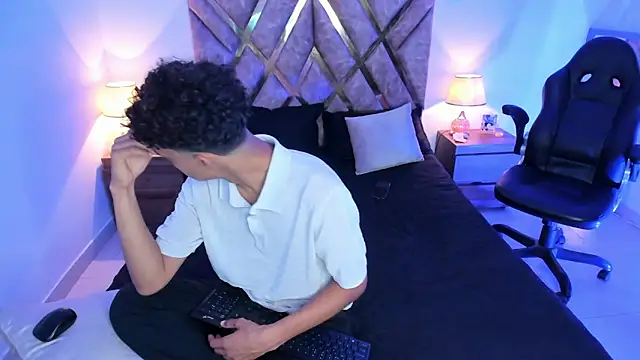 nickolas moon online show from November 2025 06:02:01 PM