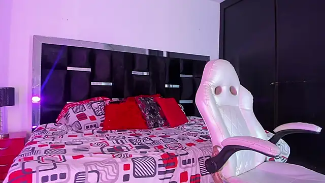 Tasha Sant online show from November 2025 08:20:01 PM