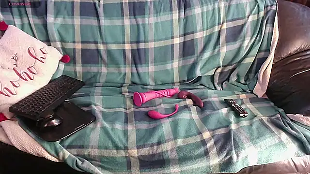 Snapshot of LauraMonolo chatting on March 2026 06:52:01 AM LauraMonolo online show from March 2026 06:52:01 AM