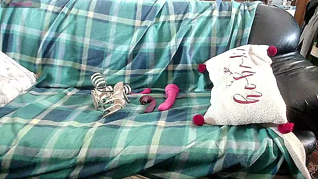 Snapshot of LauraMonolo chatting on March 2026 06:52:02 AM LauraMonolo online show from March 2026 06:52:02 AM