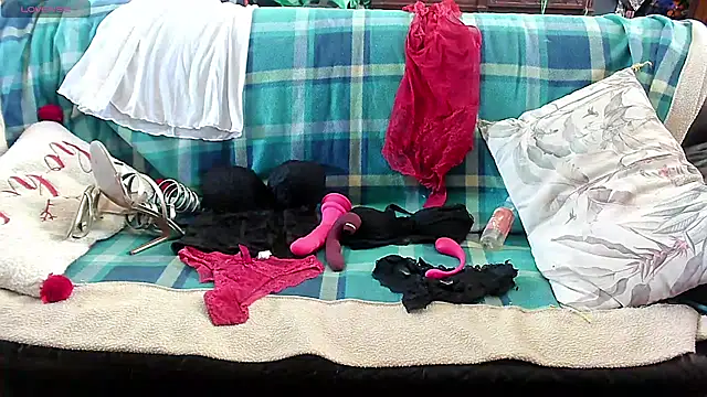 Snapshot of LauraMonolo chatting on March 2026 12:27:02 PM LauraMonolo online show from March 2026 12:27:02 PM