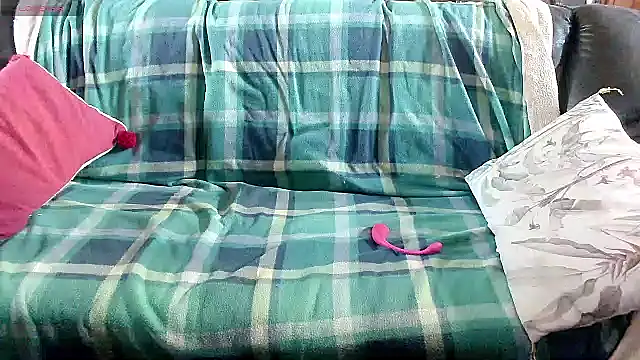 Snapshot of LauraMonolo chatting on April 2026 06:14:01 AM LauraMonolo online show from April 2026 06:14:01 AM