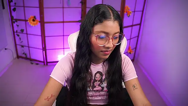 Snapshot of small_emilie chatting on October 2025 01:19:01 PM small emilie online show from October 2025 01:19:01 PM