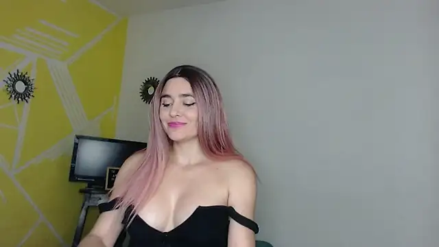 Snapshot of Nikolle_Rouss chatting on January 2025 07:29:01 AM Nikolle Rouss online show from January 2025 07:29:01 AM