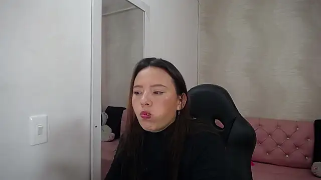 lauraguzman online show from February 2025 03:01:02 AM