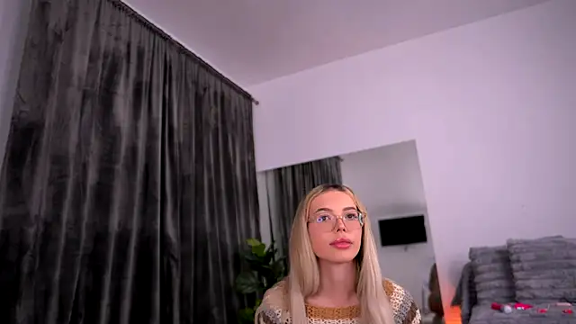 Snapshot of KylieJoyce chatting on October 2025 08:09:02 PM KylieJoyce online show from October 2025 08:09:02 PM