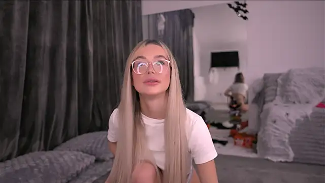 Snapshot of KylieJoyce chatting on October 2025 09:06:01 PM KylieJoyce online show from October 2025 09:06:01 PM