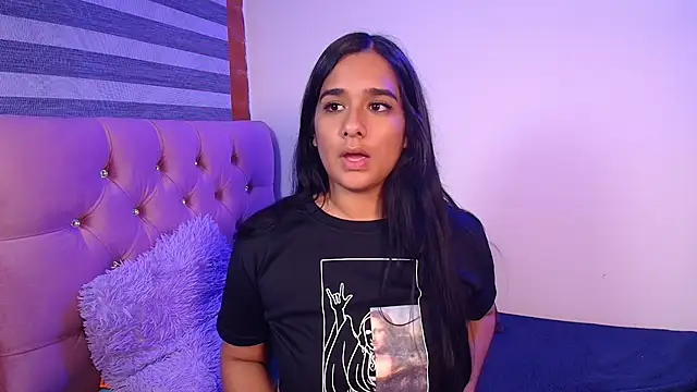 Snapshot of Maeena chatting on March 2026 01:02:01 AM Maeena online show from March 2026 01:02:01 AM