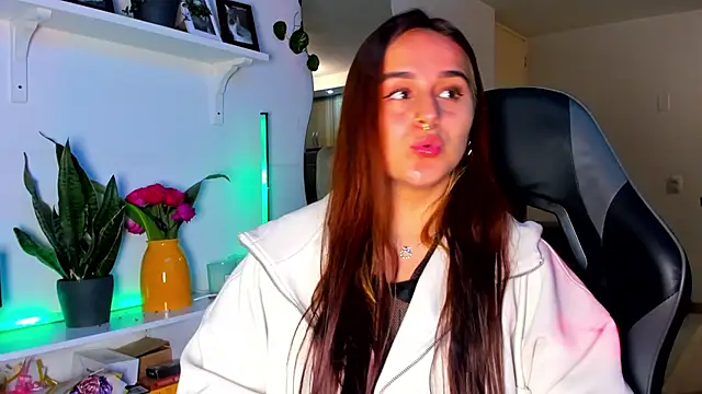 Snapshot of evy_orange1 chatting on April 2026 12:00:02 AM evy orange1 online show from April 2026 12:00:02 AM