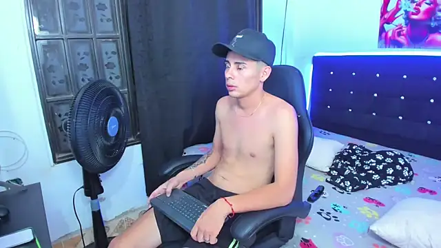 Snapshot of Alexander_and_Xiao chatting on October 2025 01:06:02 AM Alexander and Xiao online show from October 2025 01:06:02 AM