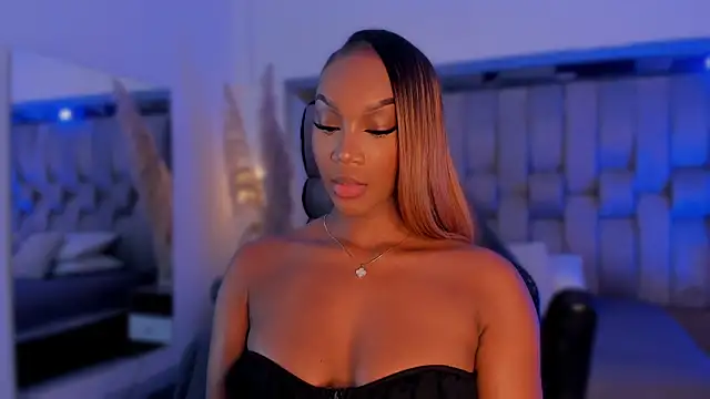 Snapshot of ChaynnaCooper chatting on October 2025 03:43:02 AM ChaynnaCooper online show from October 2025 03:43:02 AM