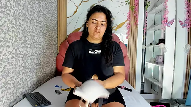 Snapshot of valeria_rivera1 chatting on April 2026 07:03:01 PM valeria rivera1 online show from April 2026 07:03:01 PM