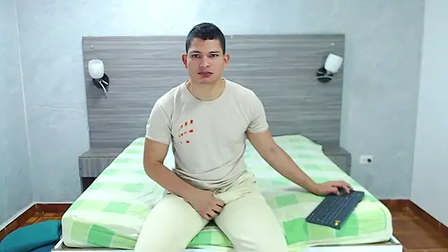 Snapshot of Loony_Zion chatting on December 2025 12:46:02 PM Loony Zion online show from December 2025 12:46:02 PM