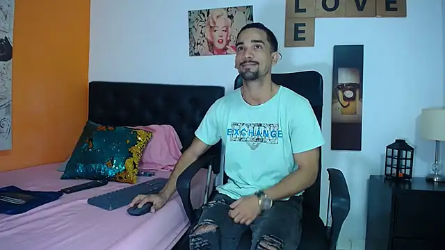 Snapshot of ryan_musclexxx chatting on December 2024 03:43:01 AM ryan musclexxx online show from December 2024 03:43:01 AM