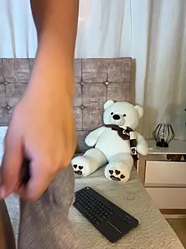 littlemelodi18 online show from February 2026 11:36:02 PM