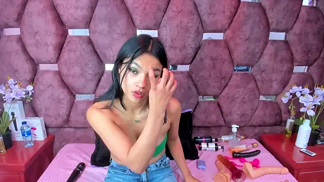 Snapshot of SaraLoveee_ chatting on March 2025 06:39:02 AM SaraLoveee online show from March 2025 06:39:02 AM