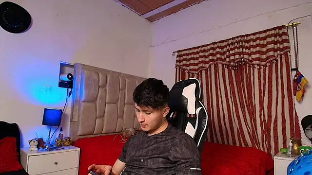 Snapshot of santyago_taylor chatting on December 2024 02:12:02 AM santyago taylor online show from December 2024 02:12:02 AM