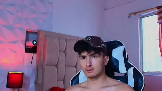 Snapshot of santyago_taylor chatting on December 2024 06:12:02 PM santyago taylor online show from December 2024 06:12:02 PM