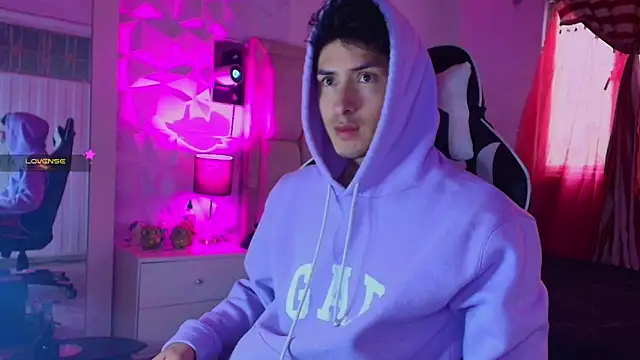 Snapshot of santyago_taylor chatting on December 2024 09:17:02 PM santyago taylor online show from December 2024 09:17:02 PM