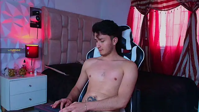 Snapshot of santyago_taylor chatting on January 2025 09:52:02 PM santyago taylor online show from January 2025 09:52:02 PM