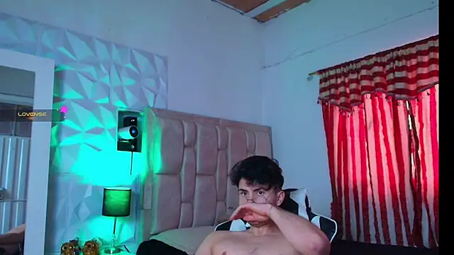 Snapshot of santyago_taylor chatting on January 2025 08:59:01 PM santyago taylor online show from January 2025 08:59:01 PM