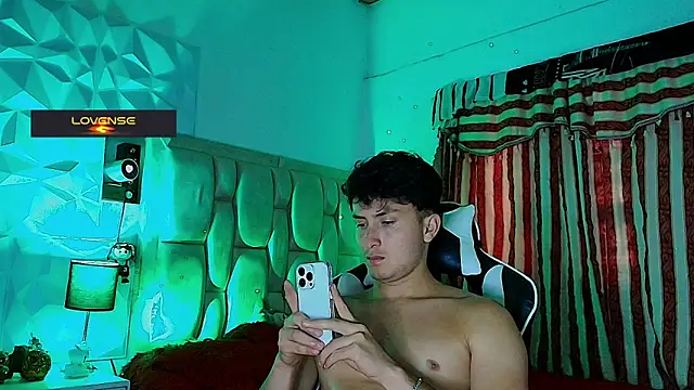 Snapshot of santyago_taylor chatting on March 2025 10:13:02 PM santyago taylor online show from March 2025 10:13:02 PM