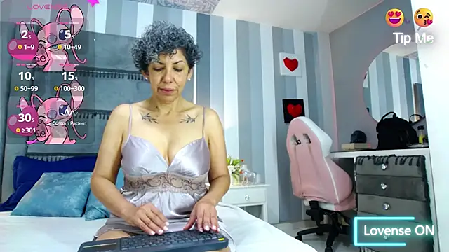 Snapshot of Julianewell chatting on January 2025 12:18:01 PM Julianewell online show from January 2025 12:18:01 PM