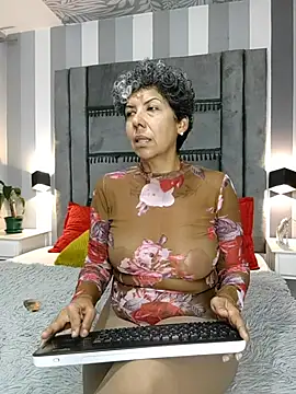 Julianewell online show from November 2025 12:49:02 PM