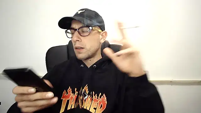 Snapshot of mikealcorleone chatting on December 2024 08:36:01 PM mikealcorleone online show from December 2024 08:36:01 PM