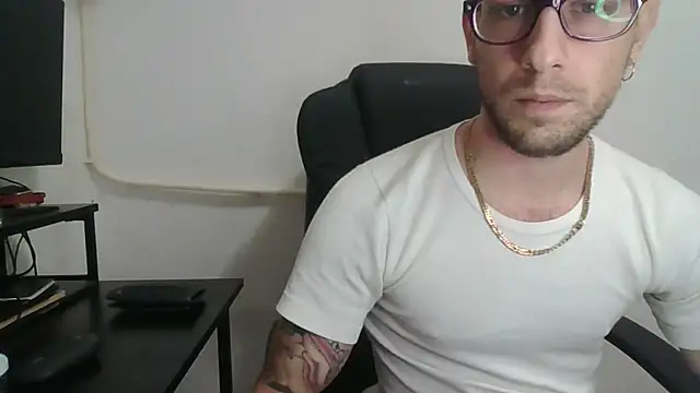 Snapshot of mikealcorleone chatting on December 2024 03:58:01 PM mikealcorleone online show from December 2024 03:58:01 PM