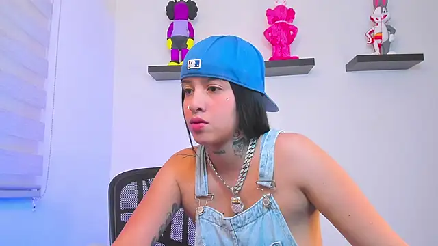 Snapshot of Gangster_Girl chatting on December 2024 10:32:02 PM Gangster Girl online show from December 2024 10:32:02 PM