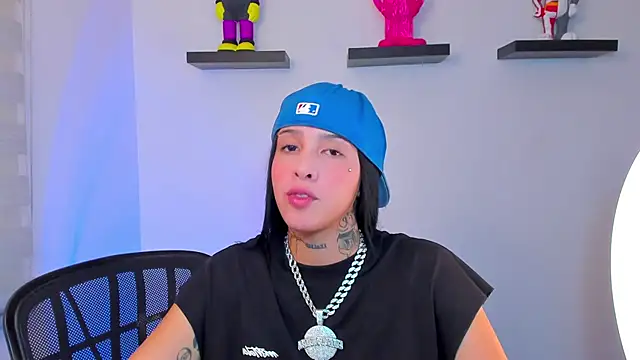 Snapshot of Gangster_Girl chatting on December 2024 10:08:02 PM Gangster Girl online show from December 2024 10:08:02 PM