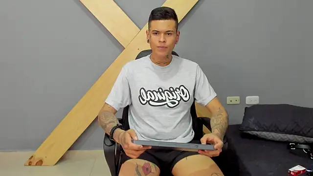 Snapshot of jamesinked_ chatting on December 2024 06:42:02 PM jamesinked online show from December 2024 06:42:02 PM