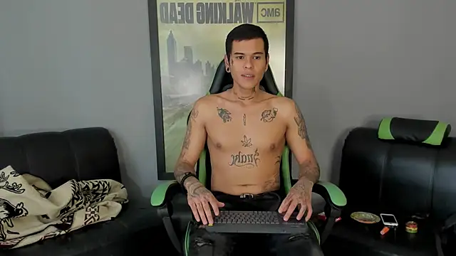 Snapshot of jamesinked_ chatting on February 2025 07:10:02 PM jamesinked online show from February 2025 07:10:02 PM