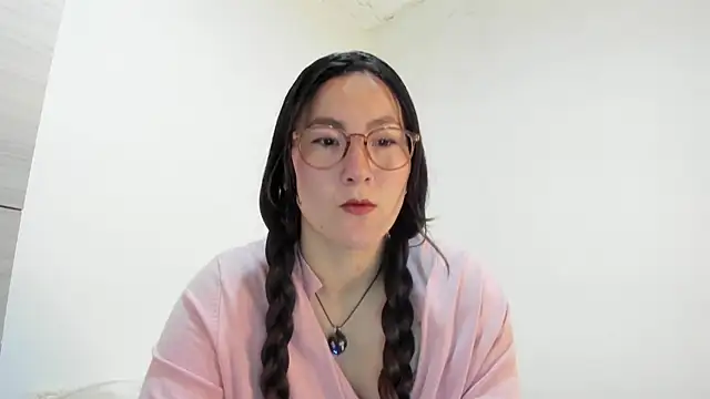 Elle Lee  online show from September 2025 03:50:01 PM